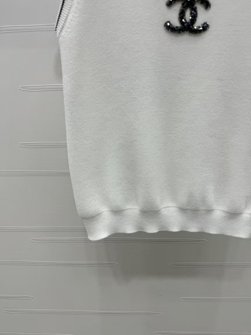 Gilet tricoté avec logo perlé