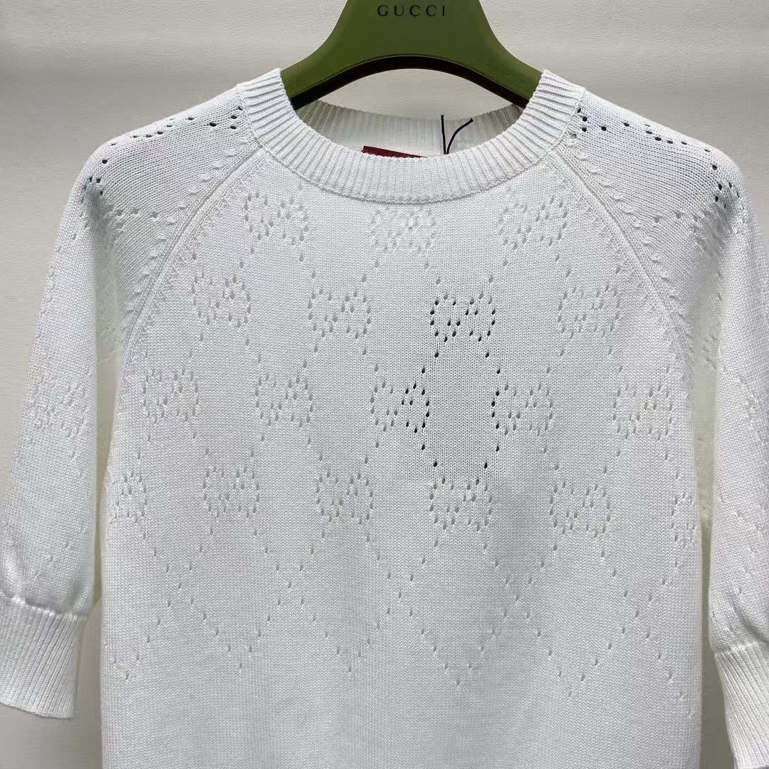 Rundhalsausschnitt mit hohlem Logo und kurzen Ärmeln