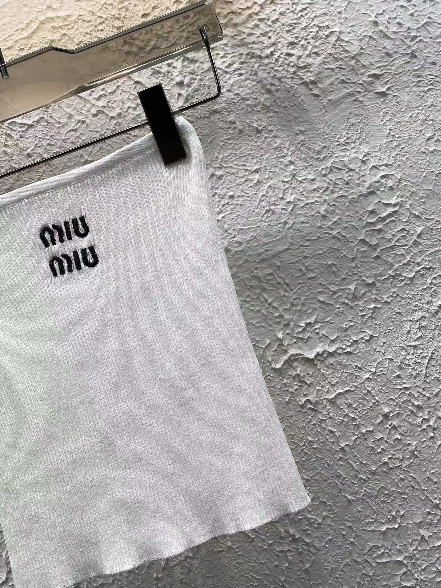 25Nouveau haut tube tricoté à lettres brodées pour le printemps