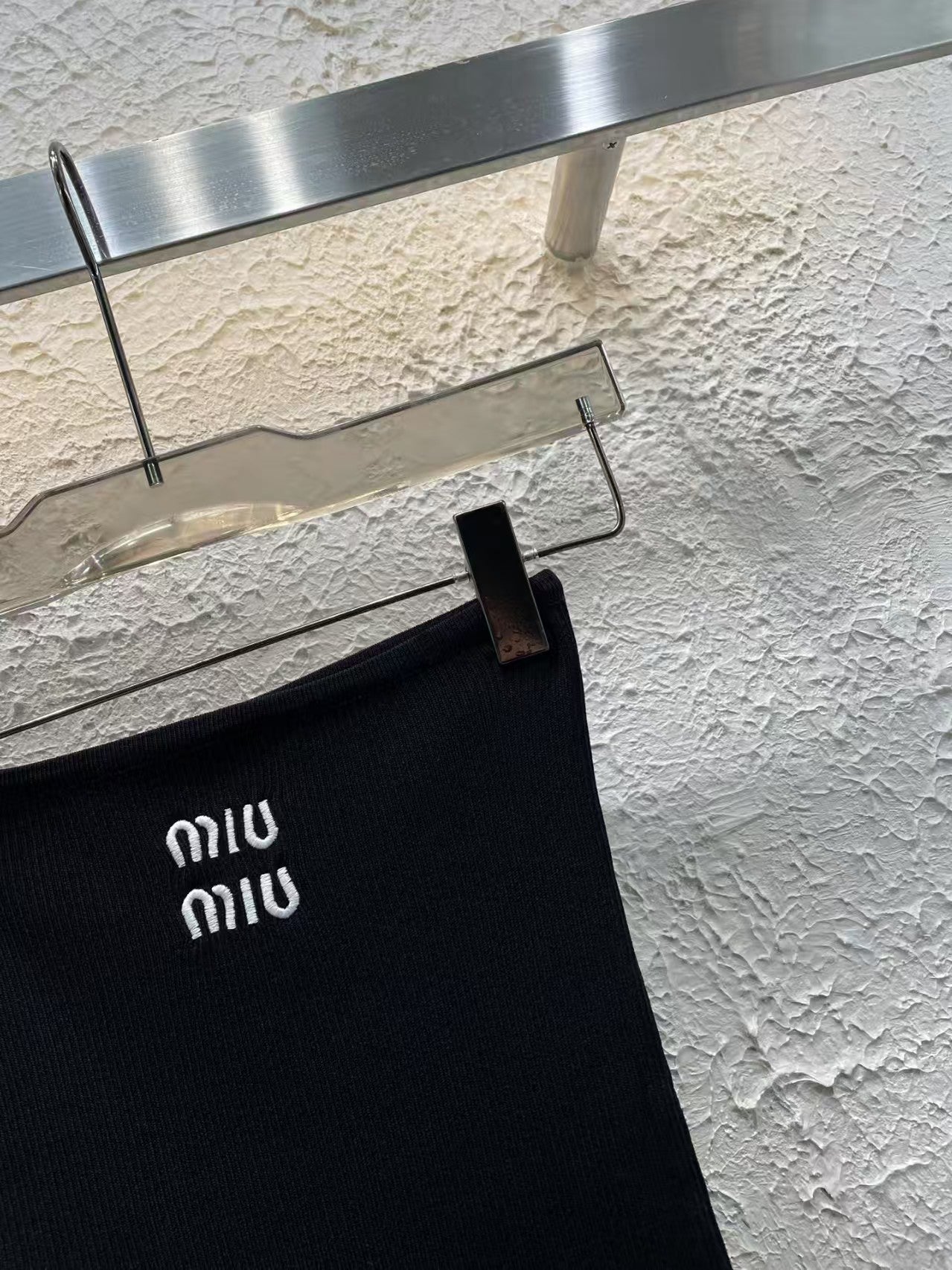 25Nouveau haut tube tricoté à lettres brodées pour le printemps