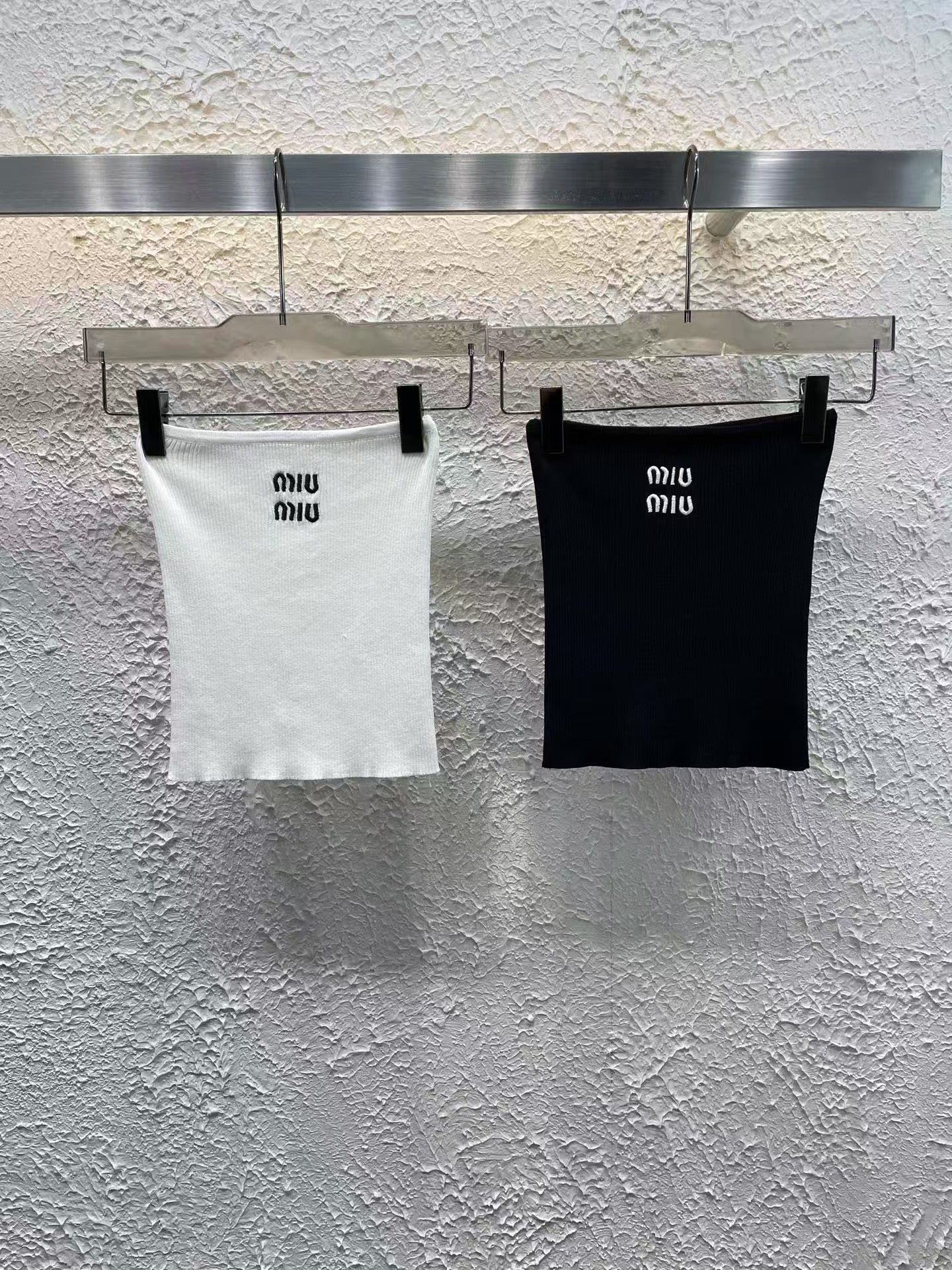 25Nouveau haut tube tricoté à lettres brodées pour le printemps