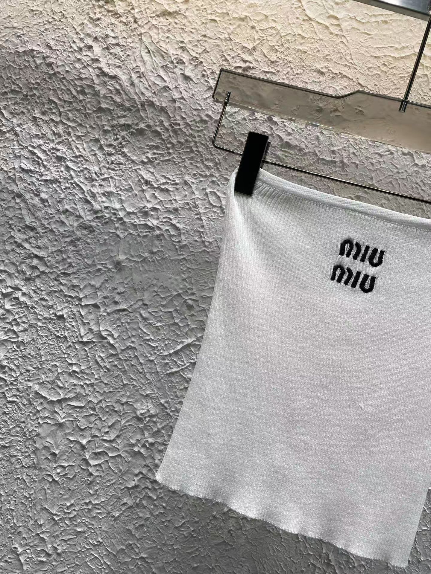 25Nouveau haut tube tricoté à lettres brodées pour le printemps