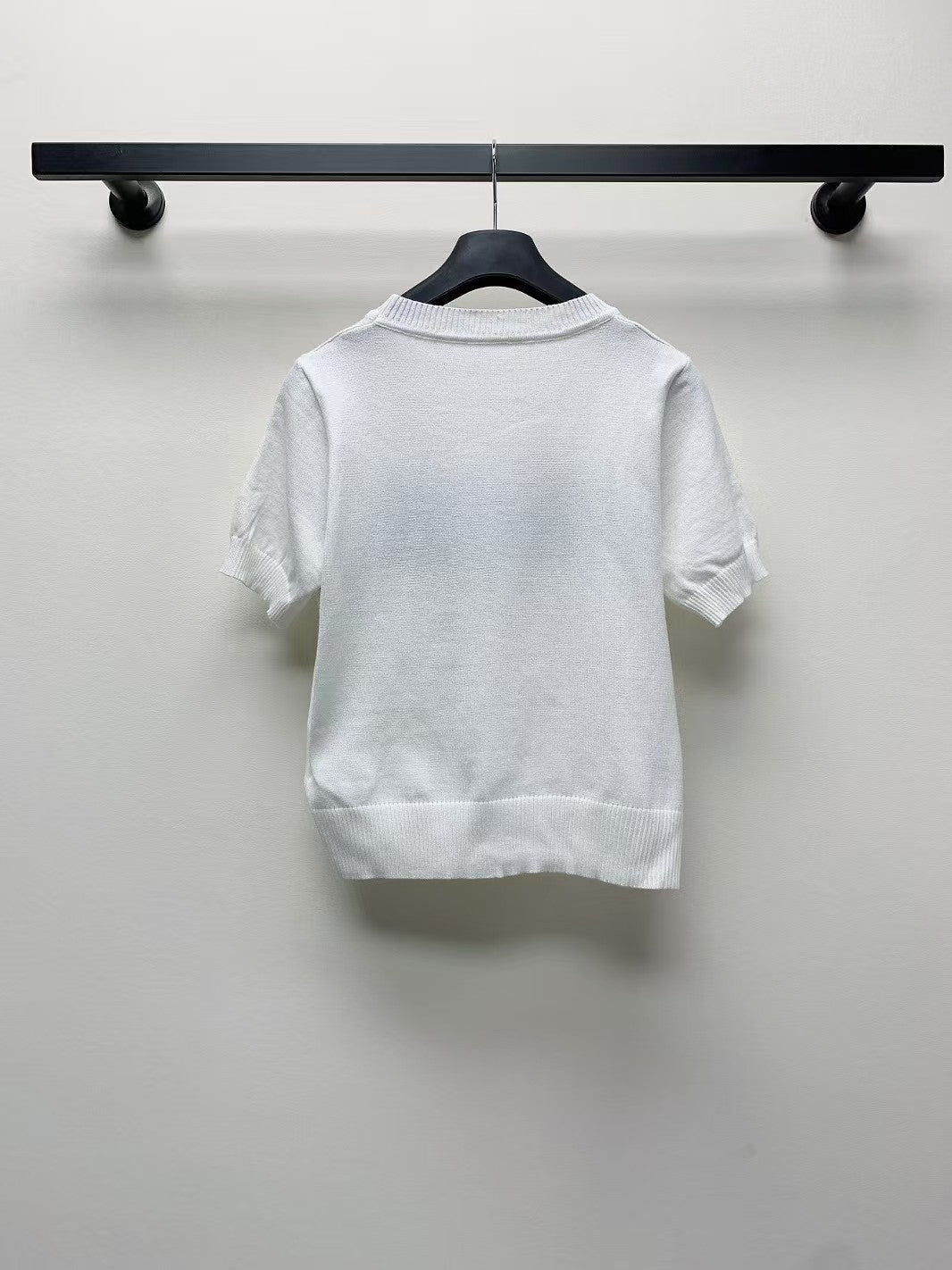 Pull tricoté brodé à col rond et manches courtes 25ss