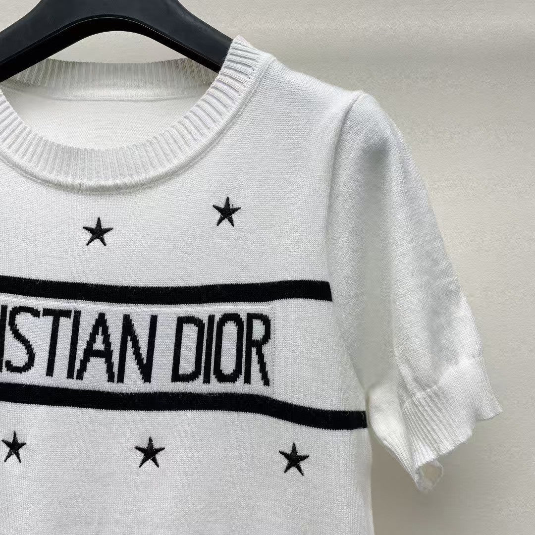 Pull tricoté brodé à col rond et manches courtes 25ss