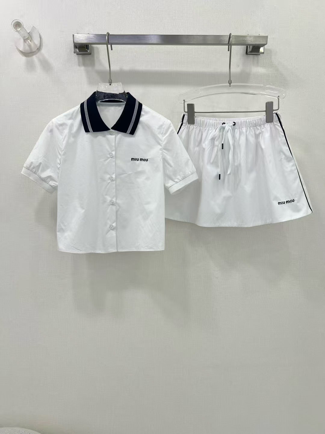 Costume tricoté bleu marine contrasté printemps/été 25