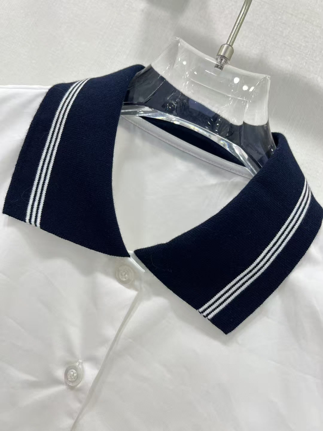 Costume tricoté bleu marine contrasté printemps/été 25