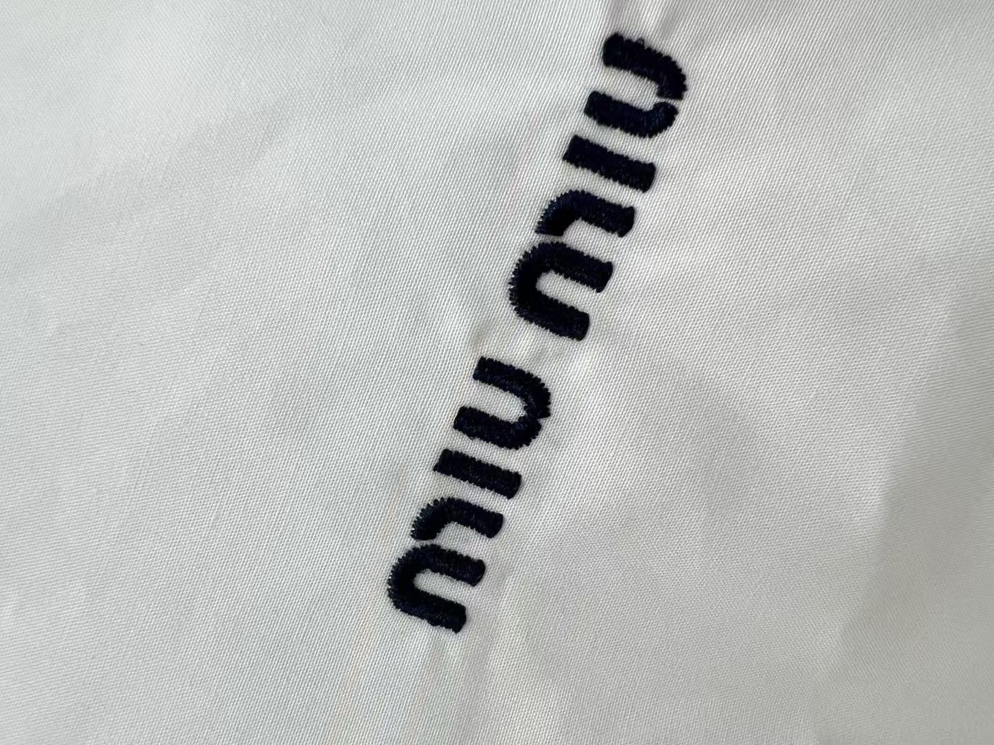 Costume tricoté bleu marine contrasté printemps/été 25