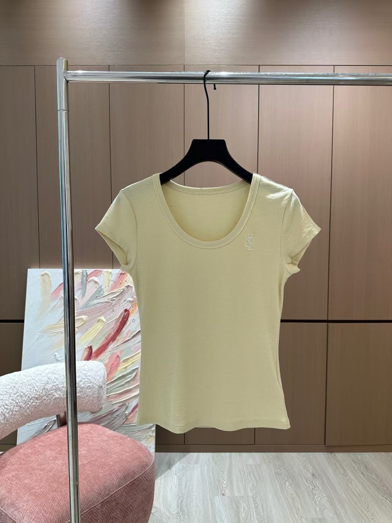 25 nouveaux t-shirts à manches courtes avec broderies de couleurs contrastées