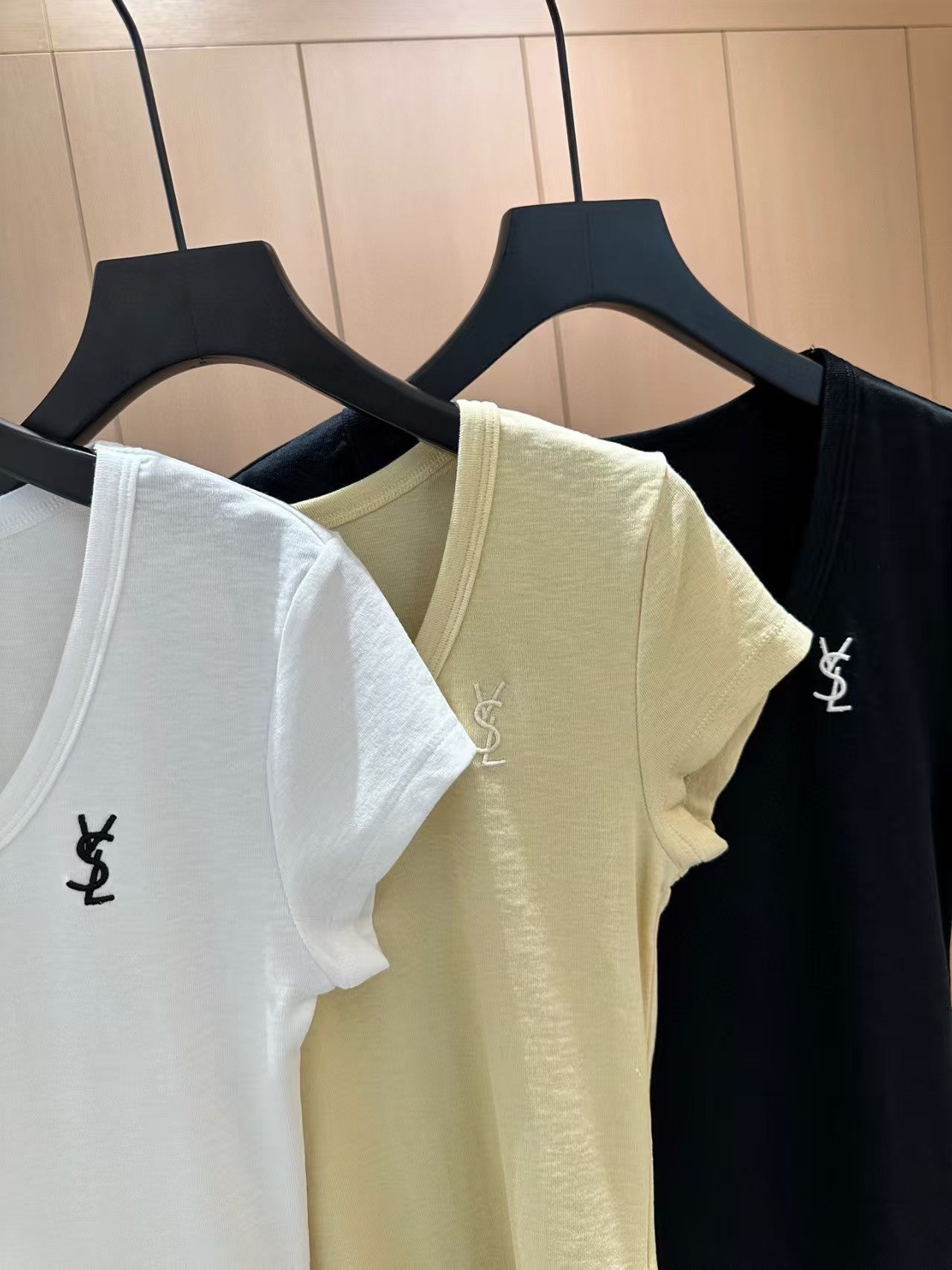 25 nouveaux t-shirts à manches courtes avec broderies de couleurs contrastées