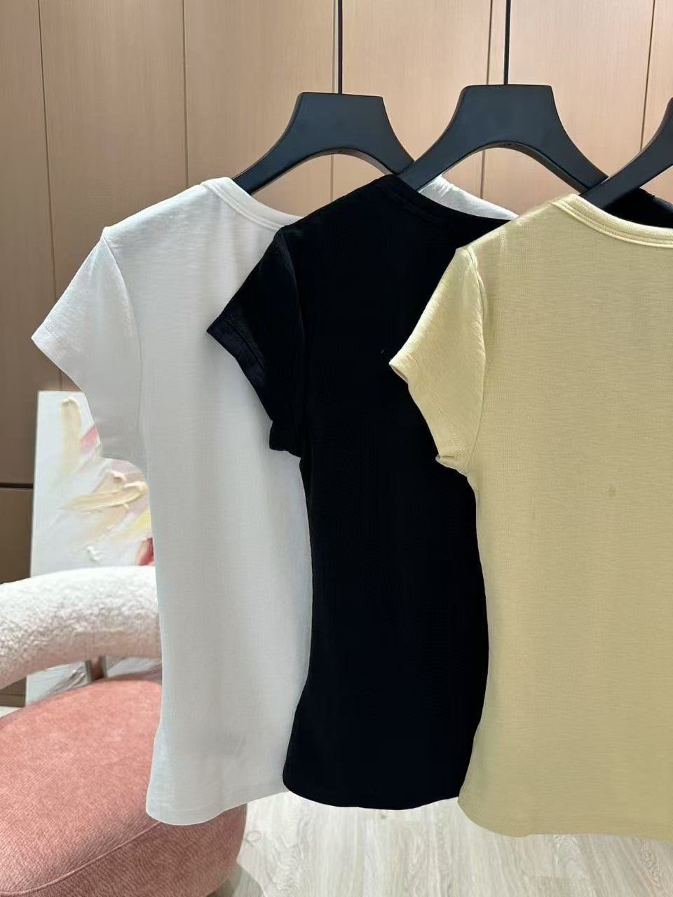 25 nouveaux t-shirts à manches courtes avec broderies de couleurs contrastées