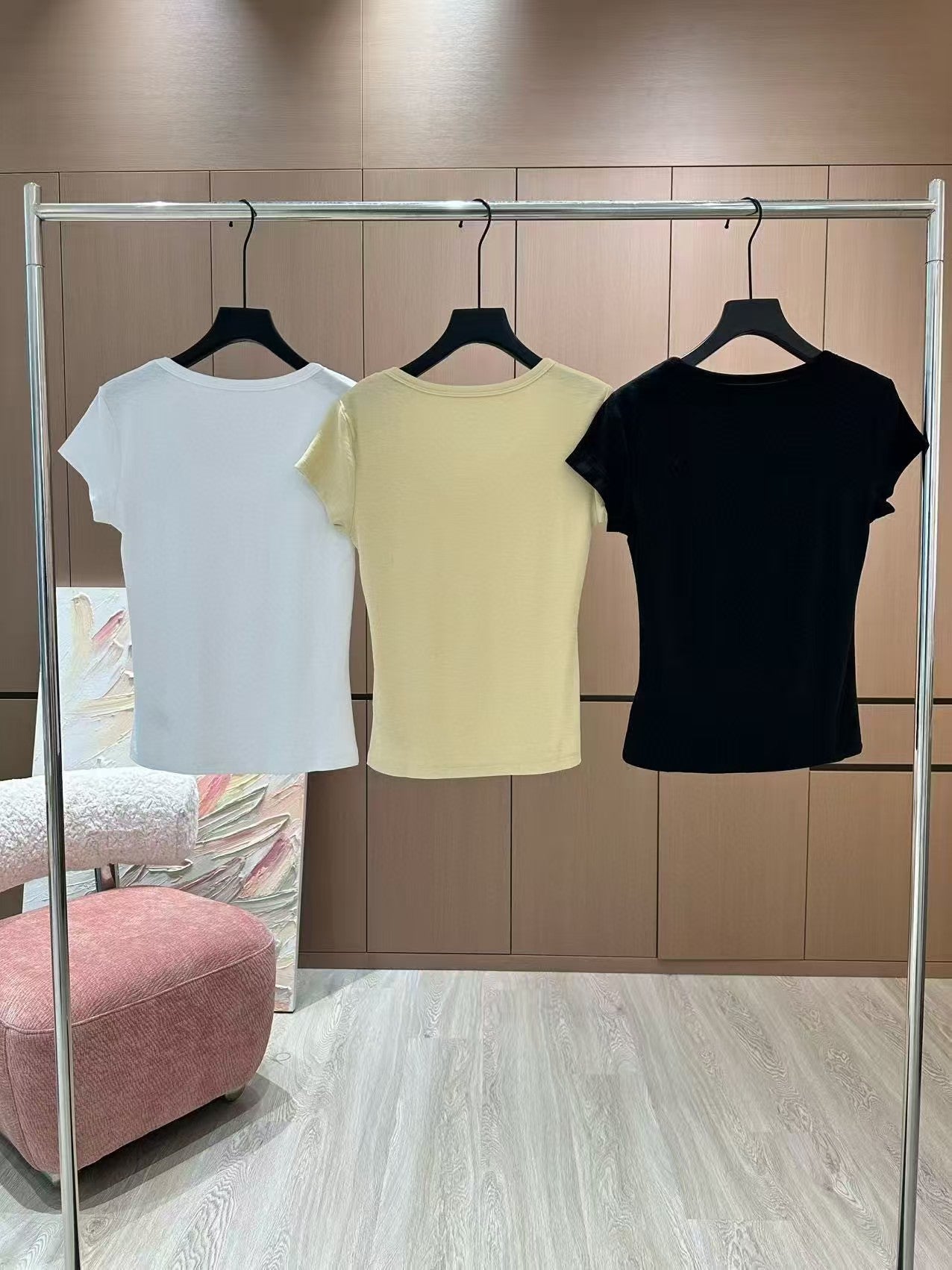 25 nouveaux t-shirts à manches courtes avec broderies de couleurs contrastées