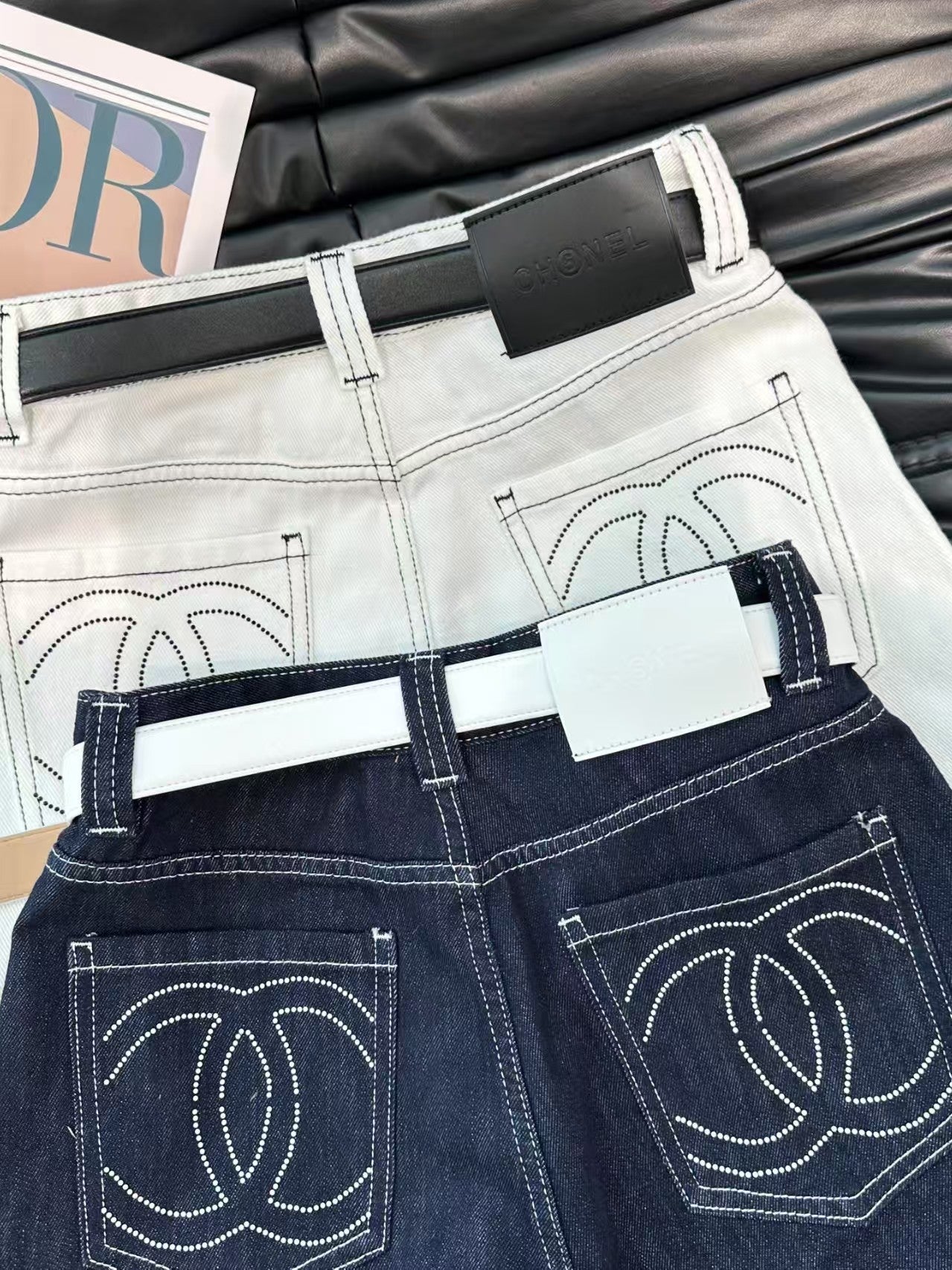 Jeansshorts mit schweren Strasssteinen