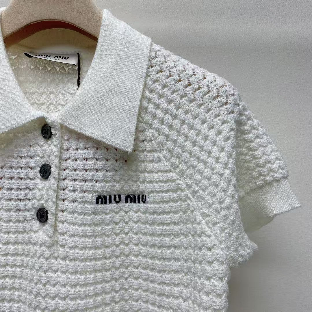 Pull tricoté à manches courtes avec lettres et boutons à revers 25ss