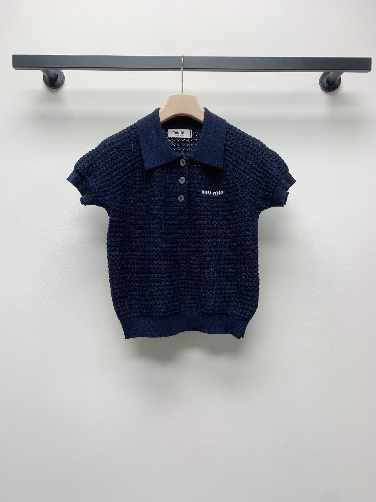 Pull tricoté à manches courtes avec lettres et boutons à revers 25ss