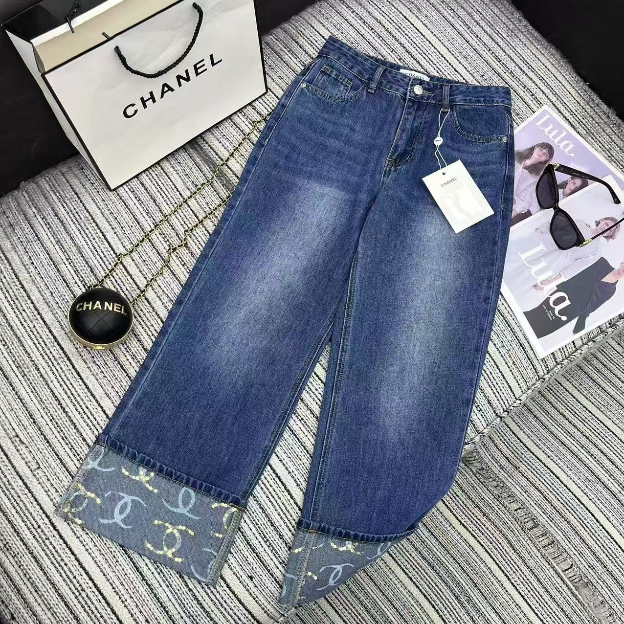 25 Early Spring – Gerade geschnittene Jeanshose mit Pailletten und Logo-Print
