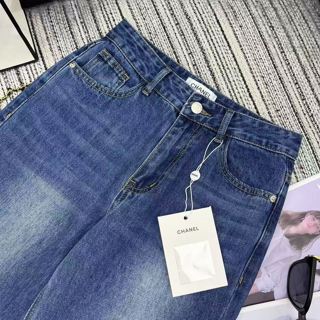 25 Early Spring – Gerade geschnittene Jeanshose mit Pailletten und Logo-Print