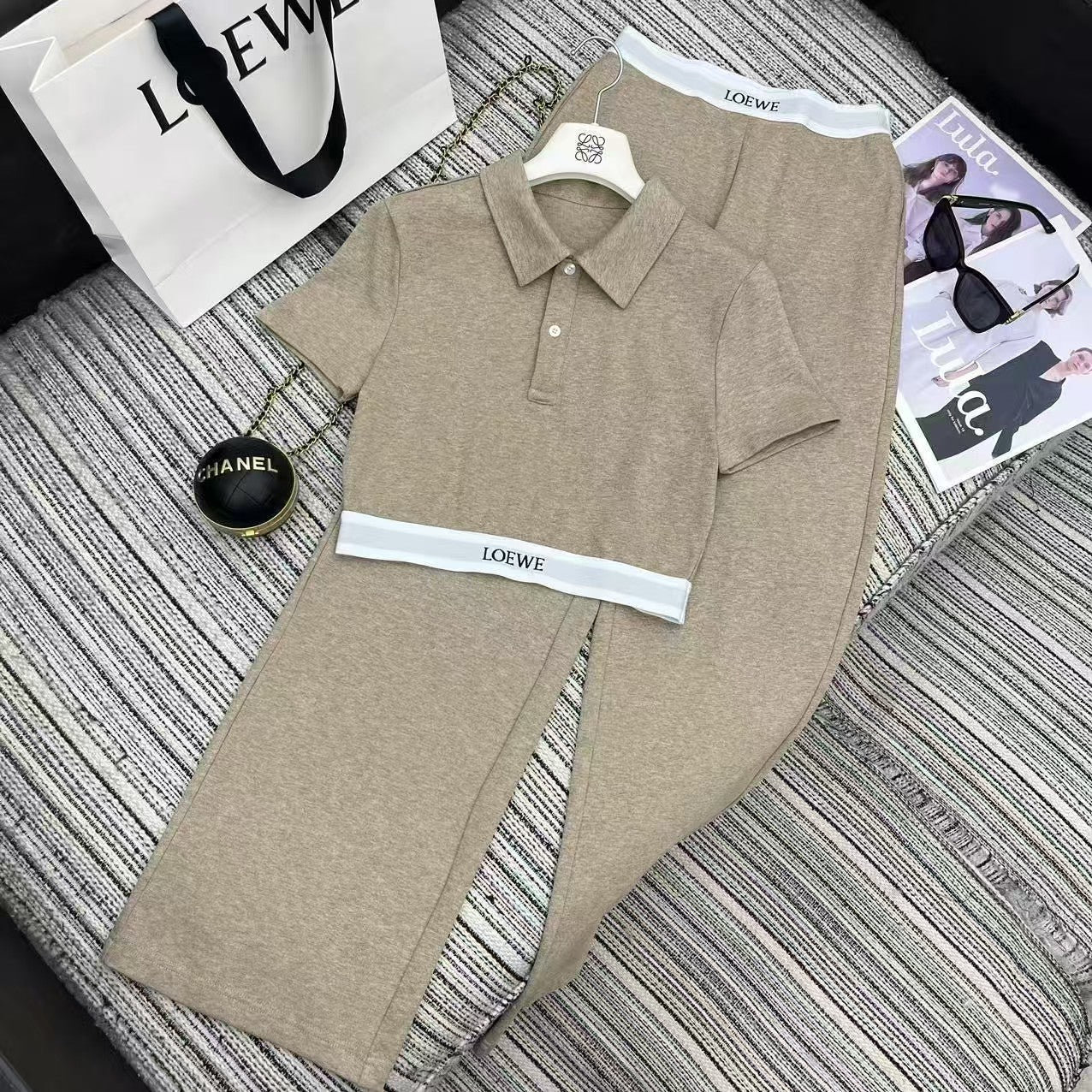 Costume à manches courtes et revers en ruban avec lettres épissées au début du printemps (25 pièces)