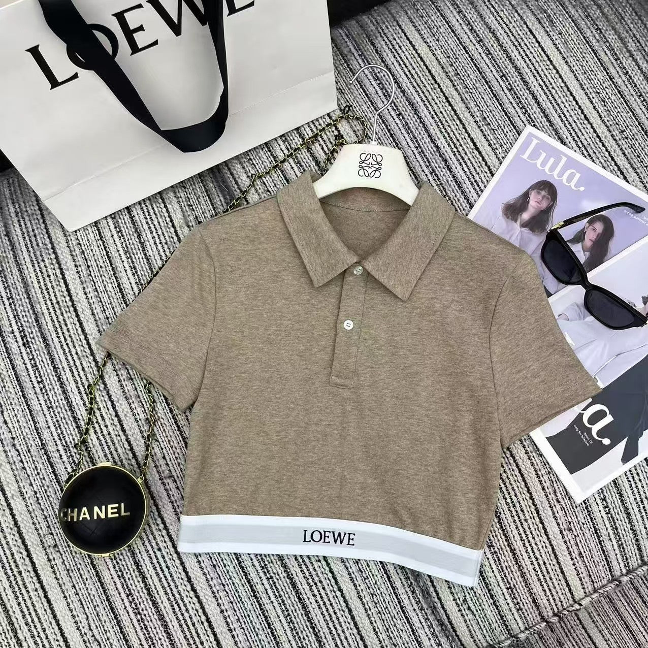 Costume à manches courtes et revers en ruban avec lettres épissées au début du printemps (25 pièces)