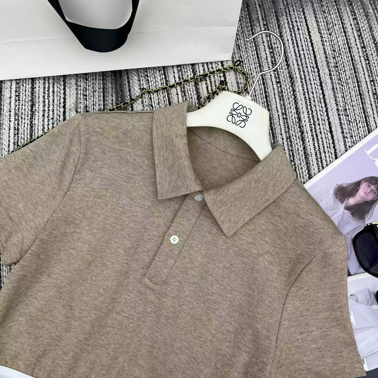 Costume à manches courtes et revers en ruban avec lettres épissées au début du printemps (25 pièces)