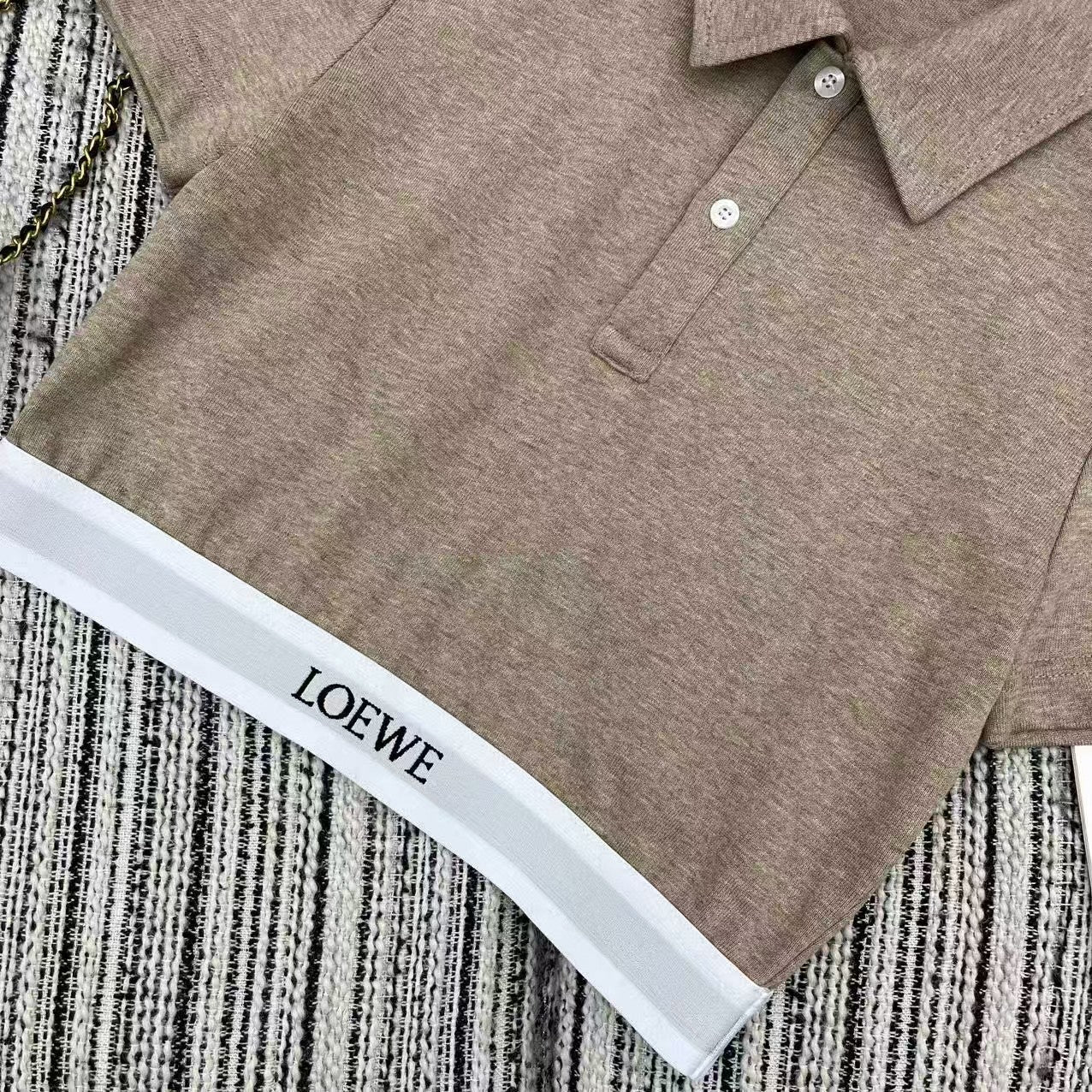 Costume à manches courtes et revers en ruban avec lettres épissées au début du printemps (25 pièces)