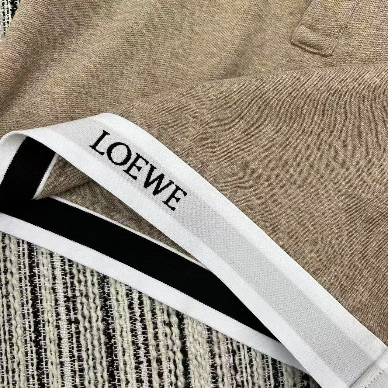 Costume à manches courtes et revers en ruban avec lettres épissées au début du printemps (25 pièces)