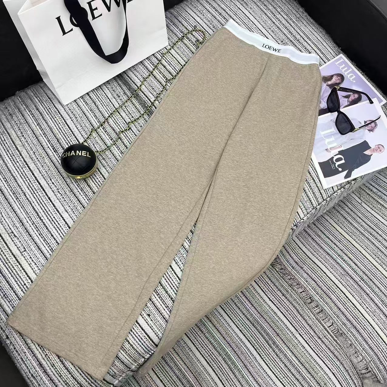 Costume à manches courtes et revers en ruban avec lettres épissées au début du printemps (25 pièces)