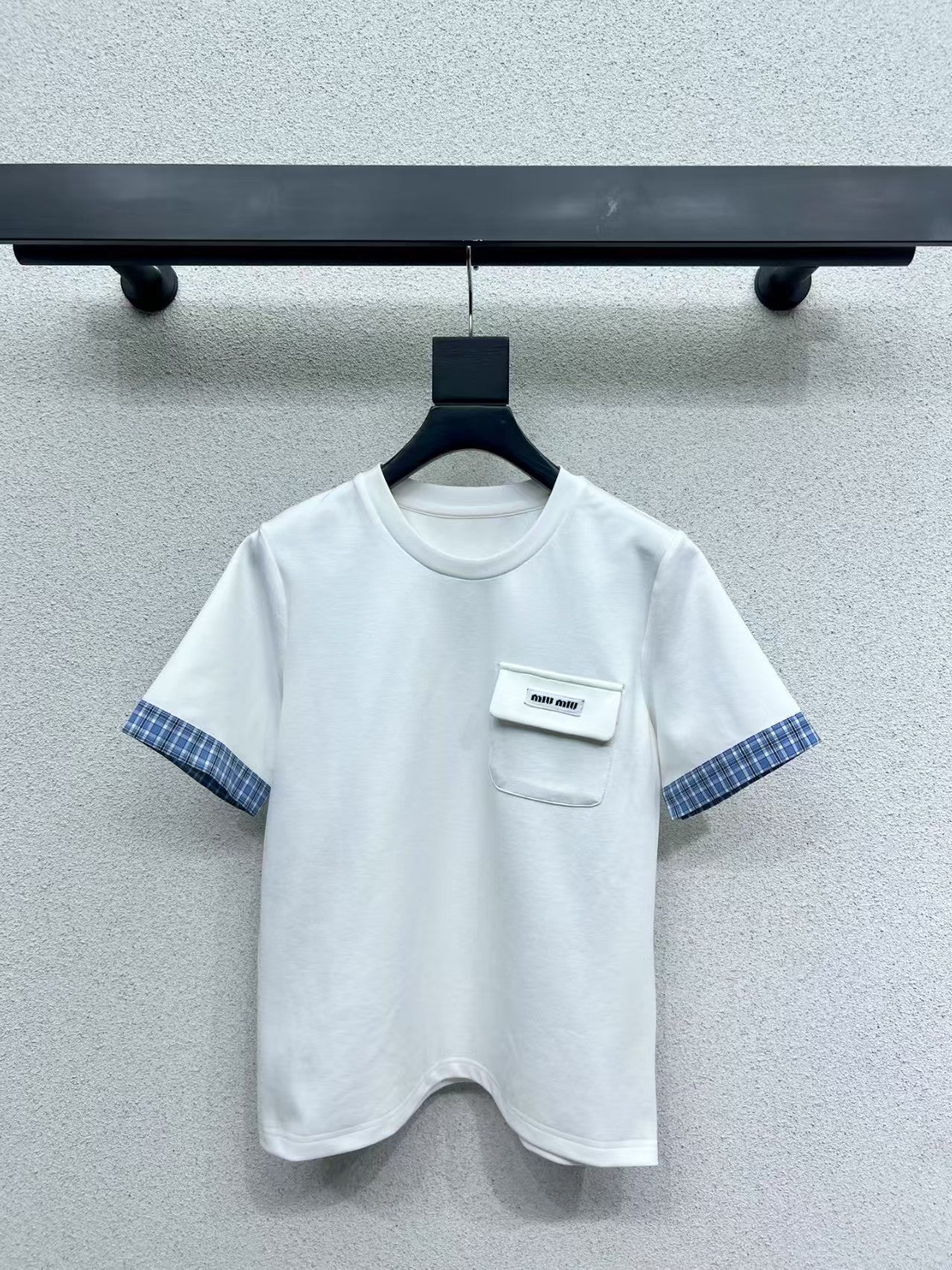 Costume à carreaux et manches contrastées pour début de printemps