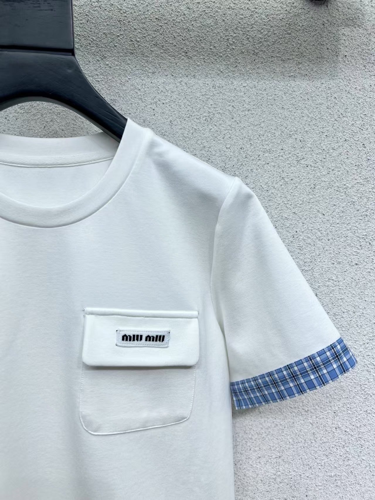 Costume à carreaux et manches contrastées pour début de printemps