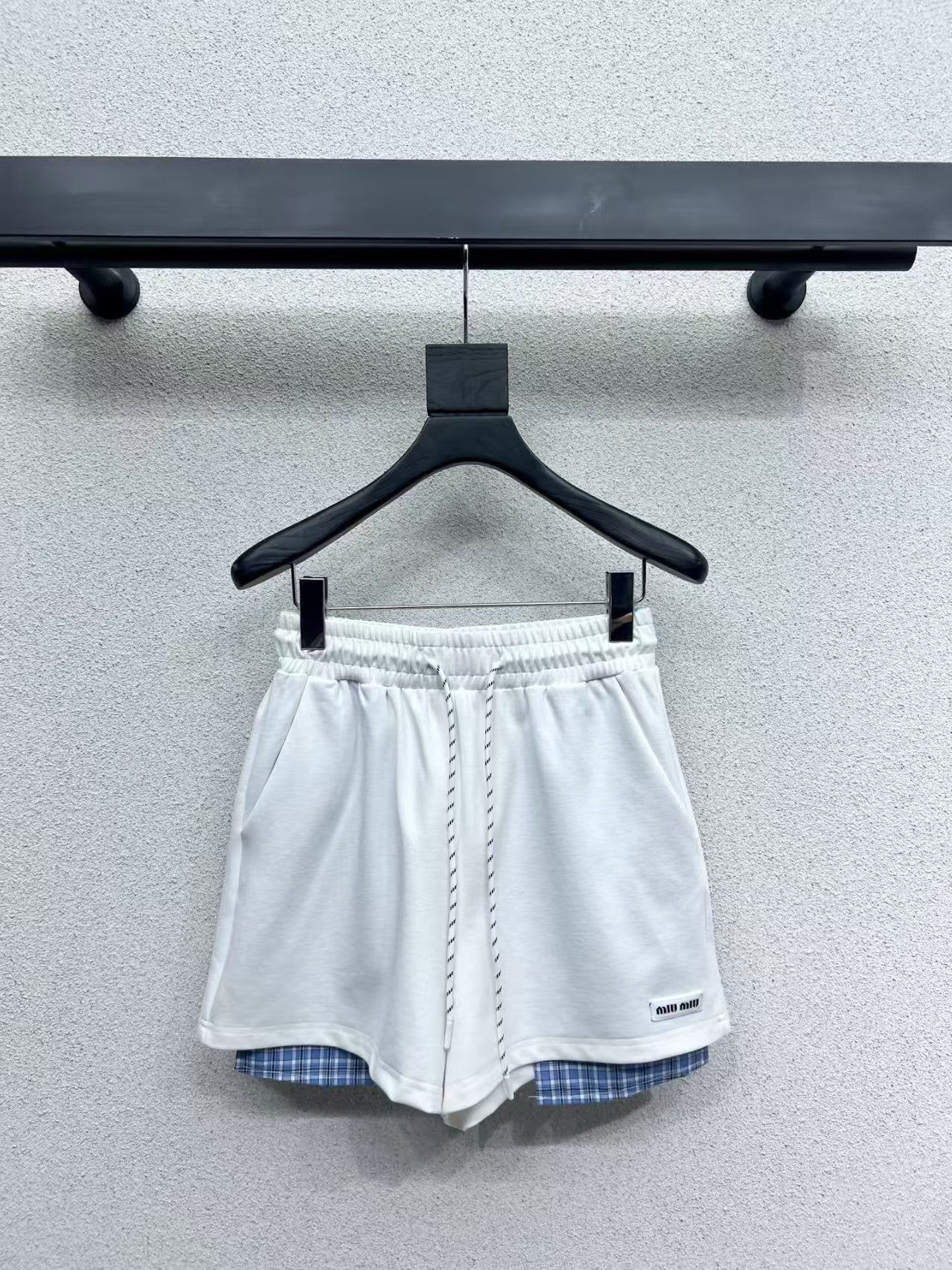 Costume à carreaux et manches contrastées pour début de printemps