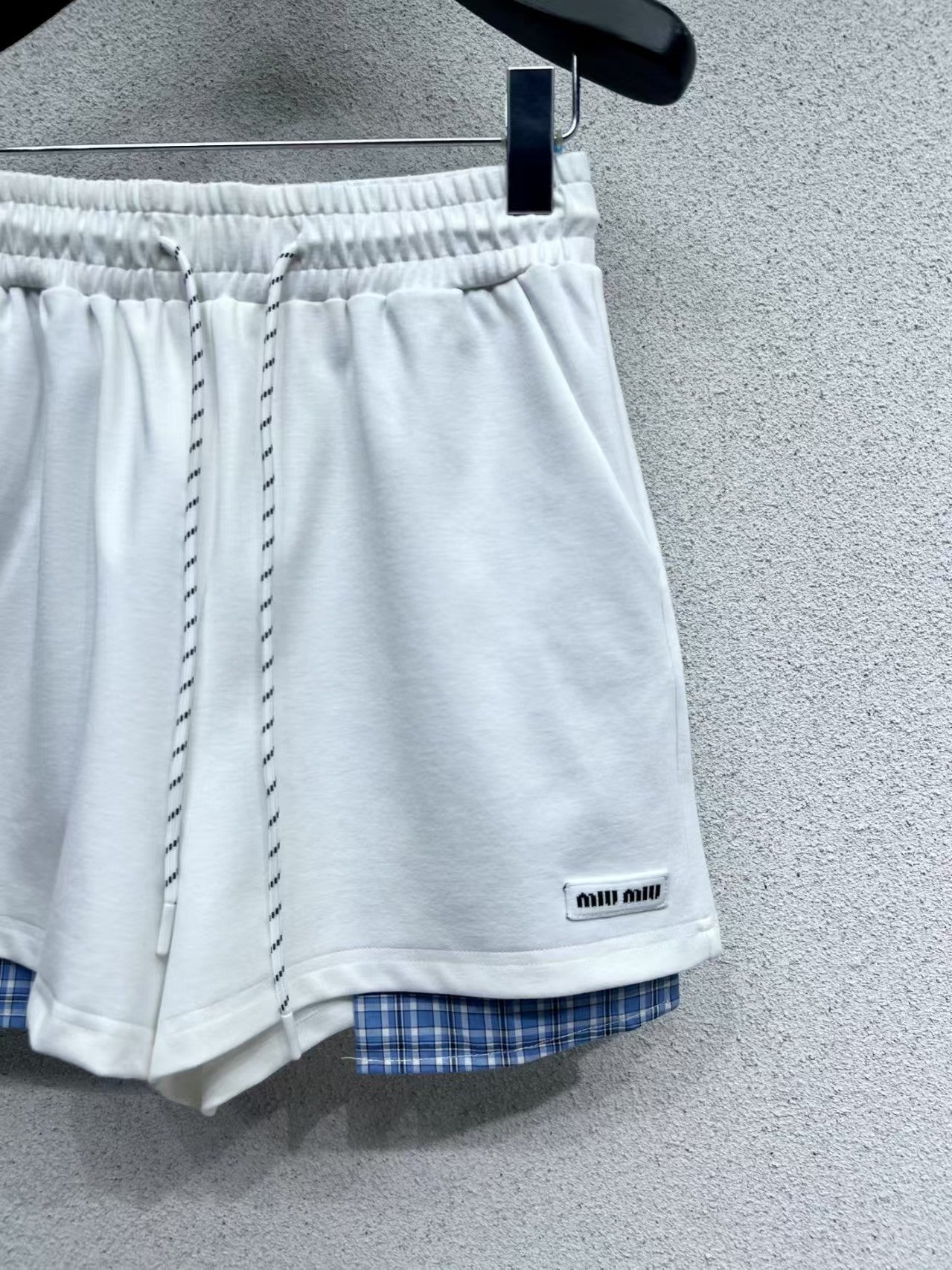 Costume à carreaux et manches contrastées pour début de printemps