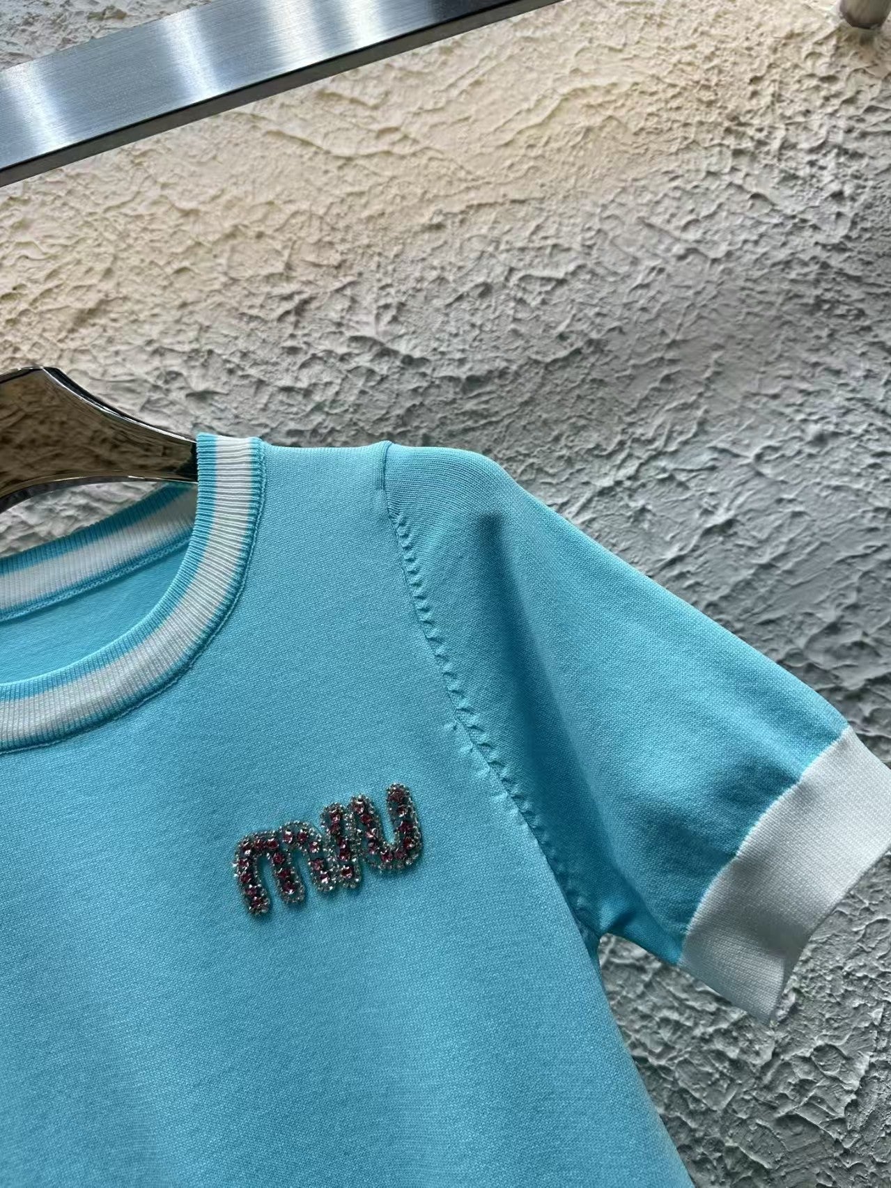 Manches courtes tricotées avec lettres en diamant de couleur