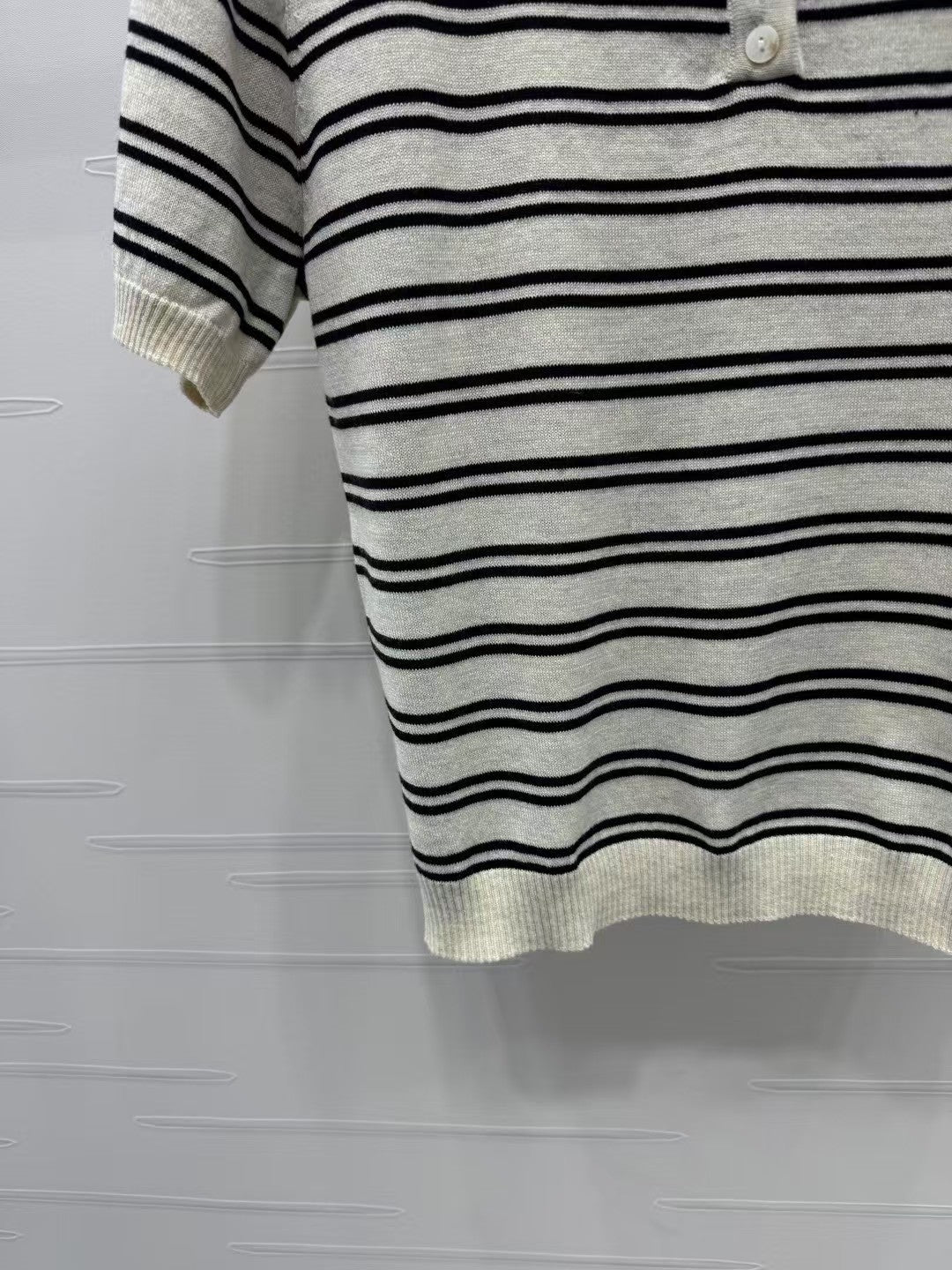 Neue Frühlings- und Sommerstrickjacke mit Rundhalsausschnitt und kurzen Ärmeln