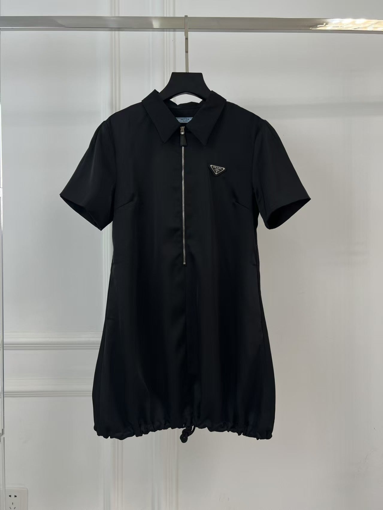 Robe ample à 25 revers, manches courtes et fermeture éclair