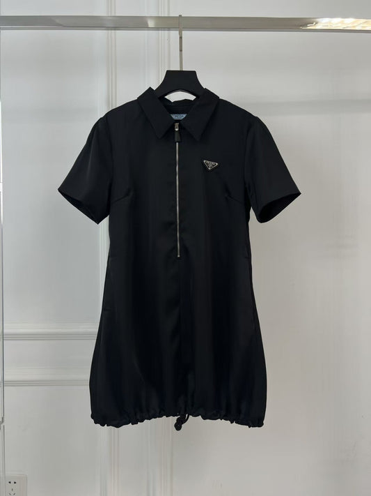 Robe ample à 25 revers, manches courtes et fermeture éclair