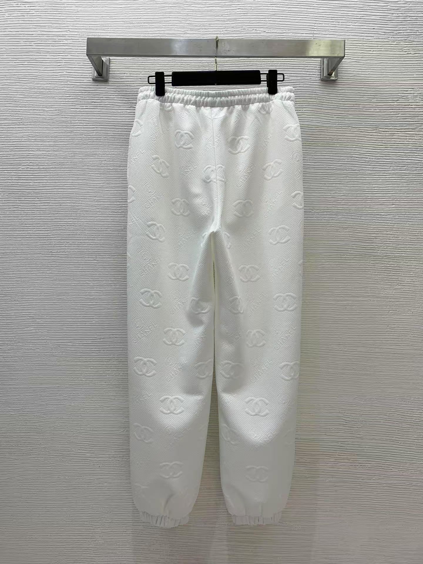 25 costumes décontractés à la mode avec logo double C en relief