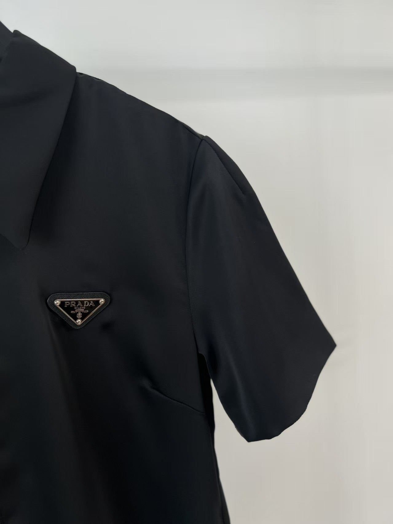 Robe ample à 25 revers, manches courtes et fermeture éclair