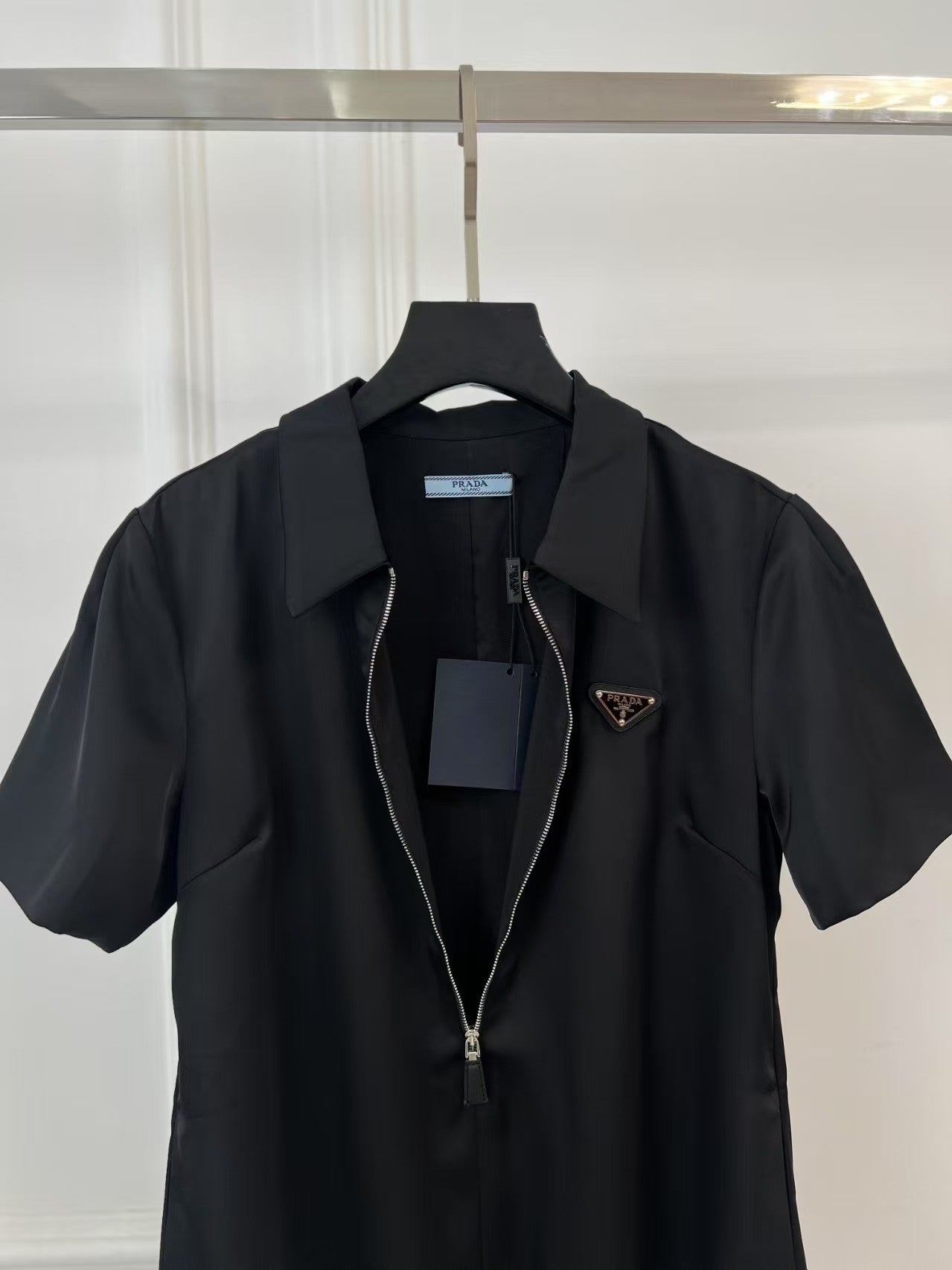 Robe ample à 25 revers, manches courtes et fermeture éclair