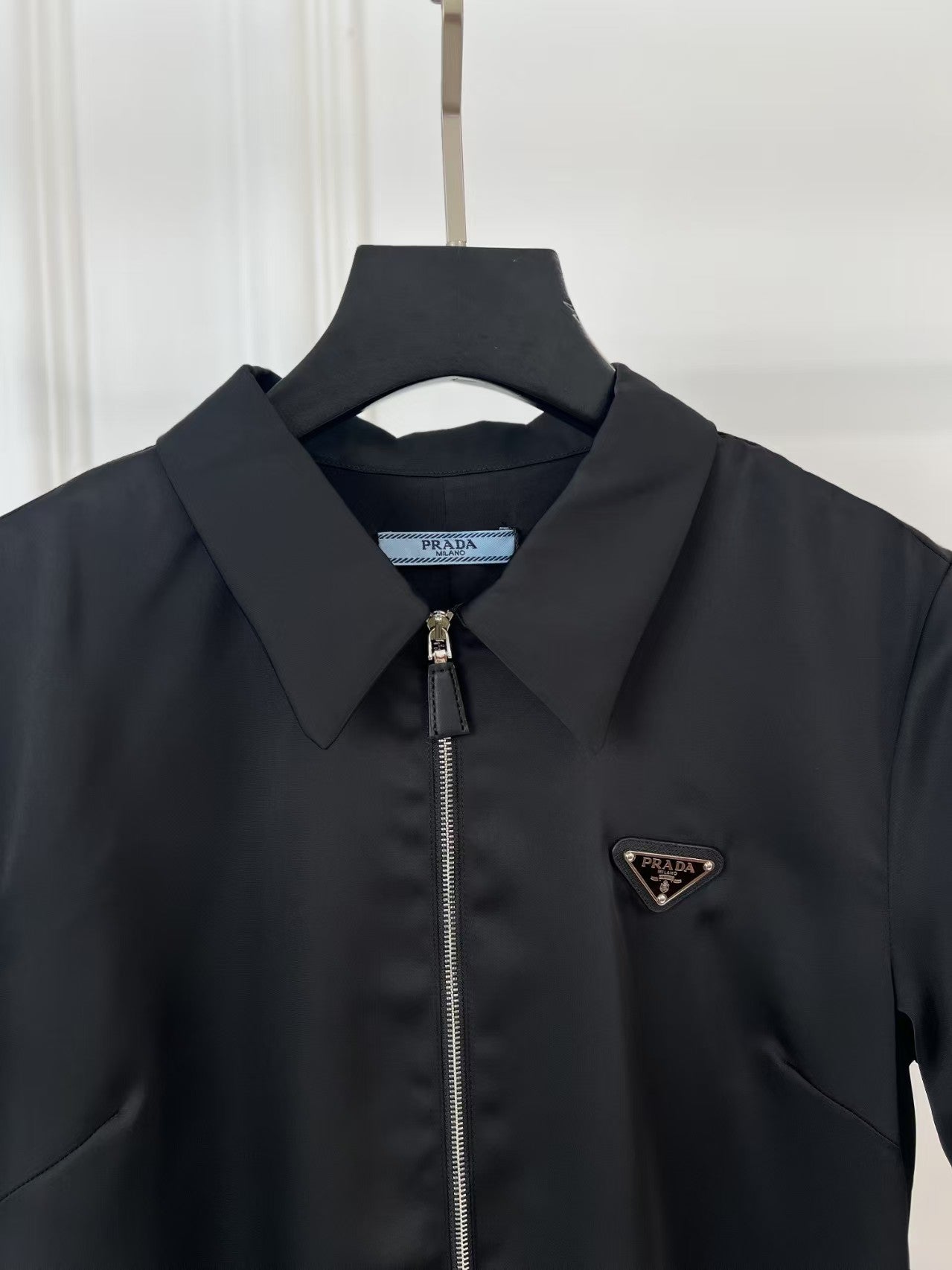 Robe ample à 25 revers, manches courtes et fermeture éclair