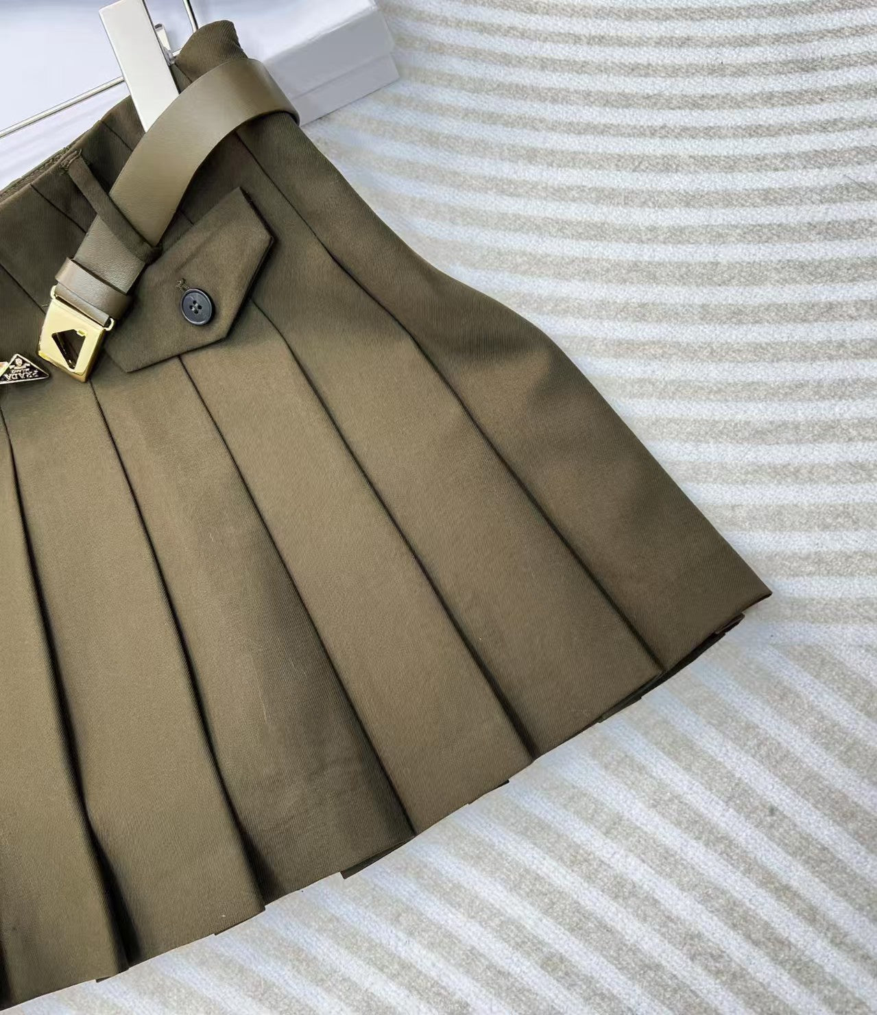 25 nouvelles jupes plissées à ceinture vert armée