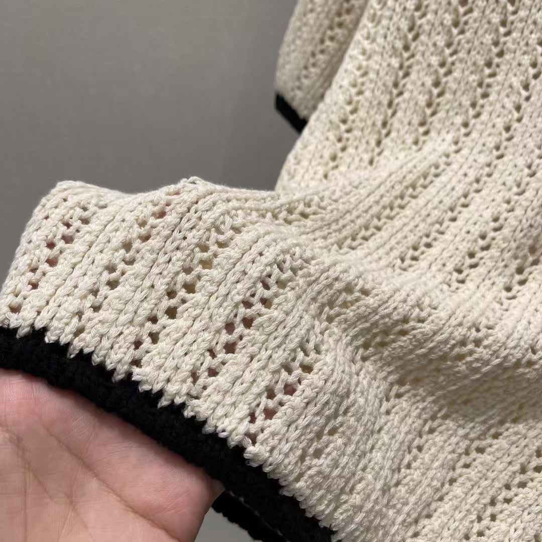 Col ras du cou en tricot de couleur contrastée et manches courtes