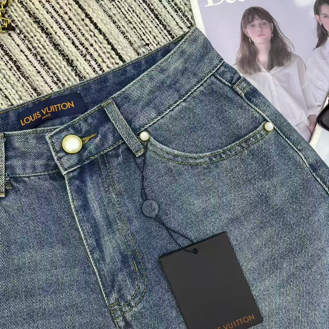 Jeansshorts mit bestickten Buchstabentaschen