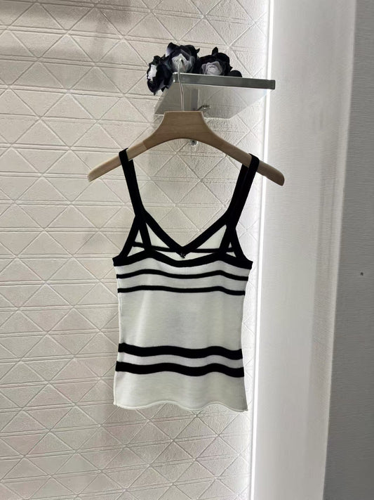 Gilet en tricot rayé et perlé