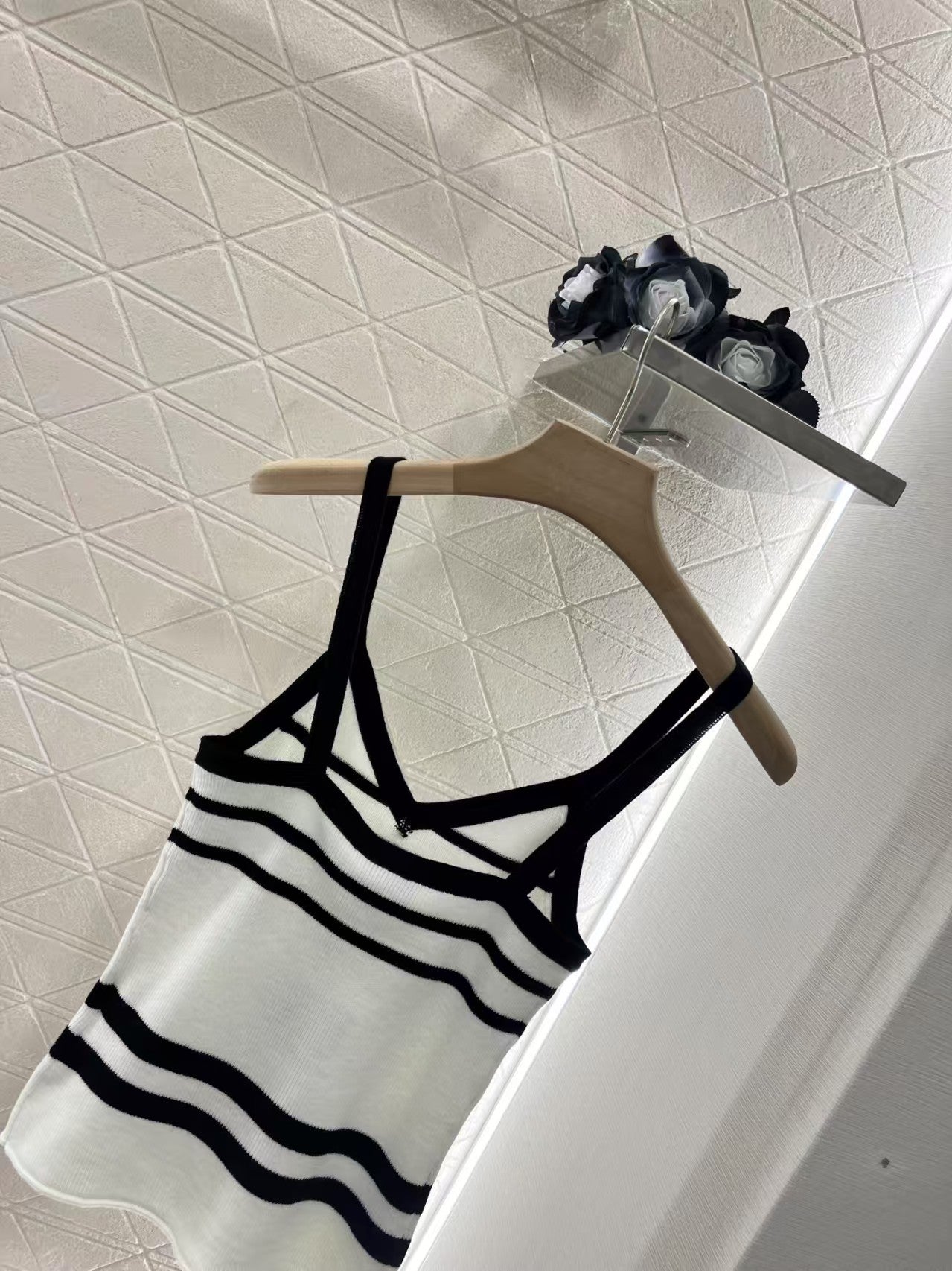 Gestreifte Strickweste mit Perlen