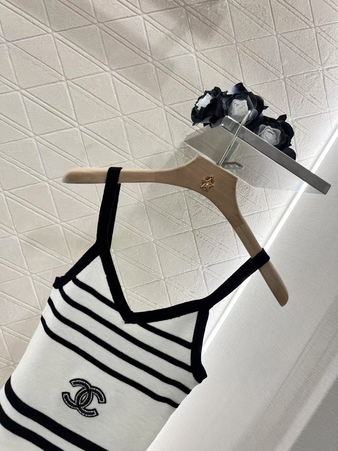 Gestreifte Strickweste mit Perlen