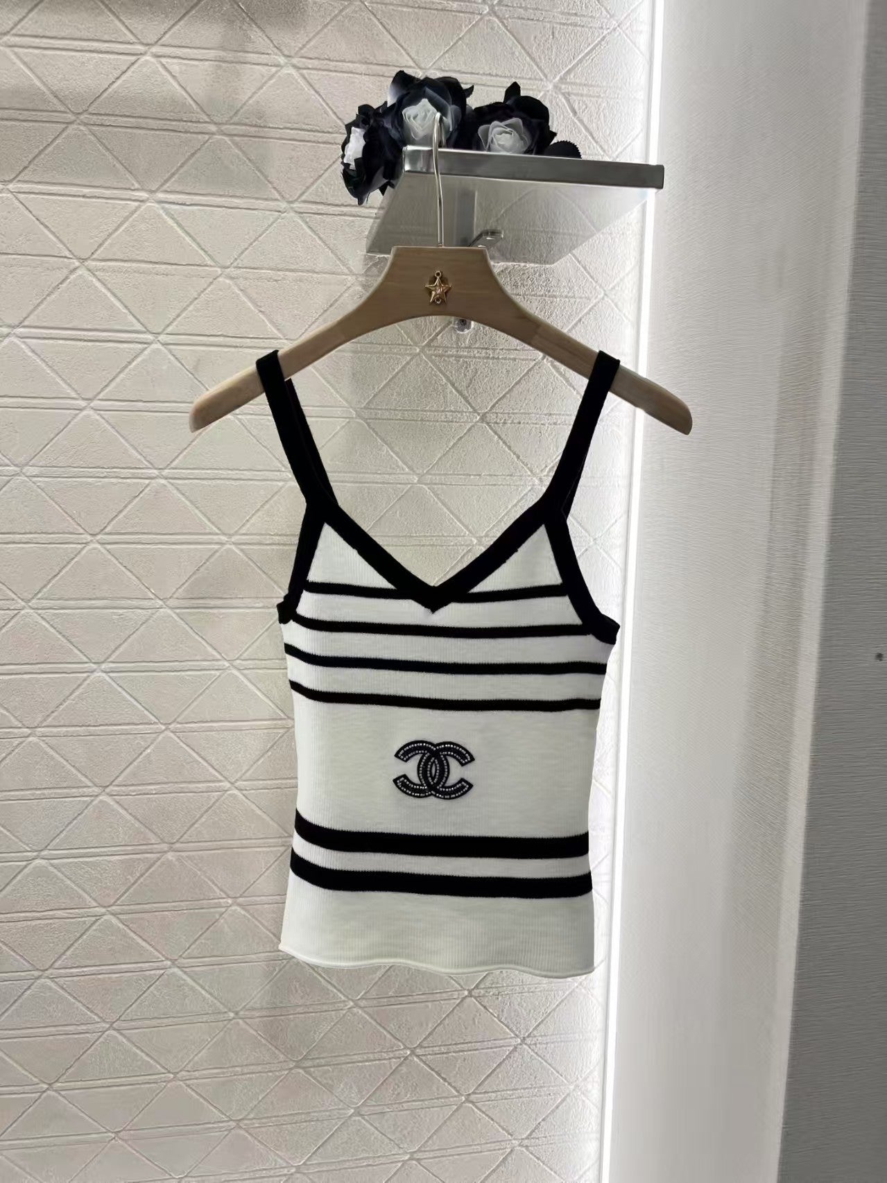 Gestreifte Strickweste mit Perlen