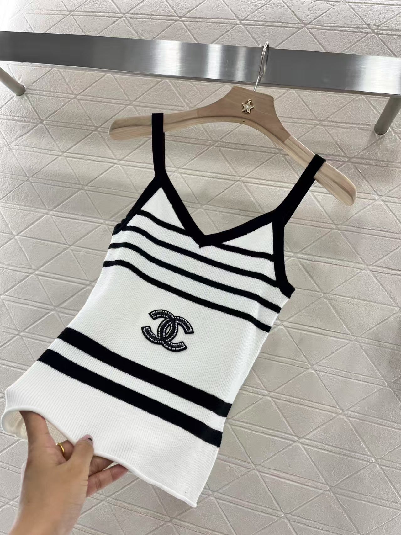 Gestreifte Strickweste mit Perlen