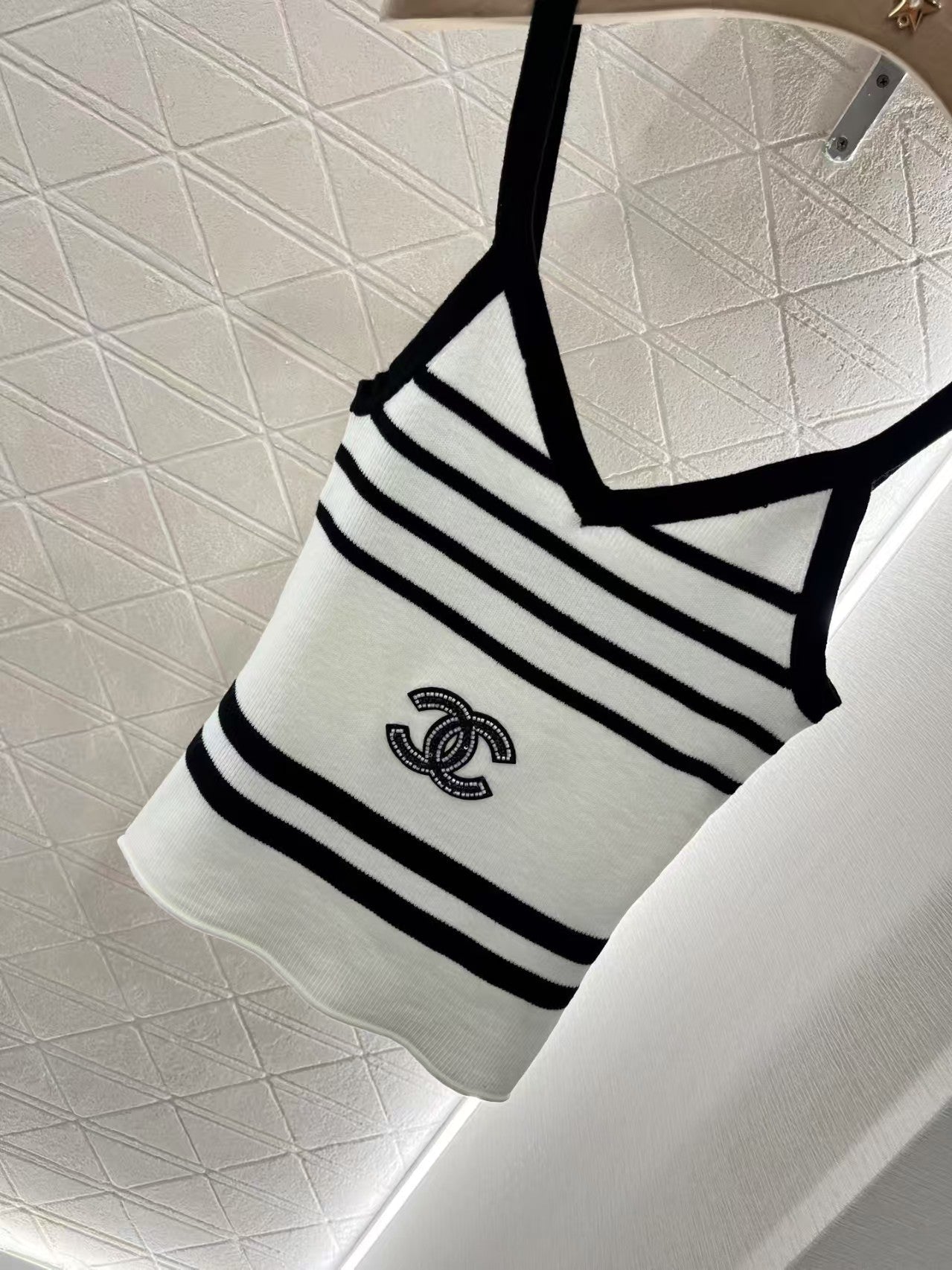 Gestreifte Strickweste mit Perlen