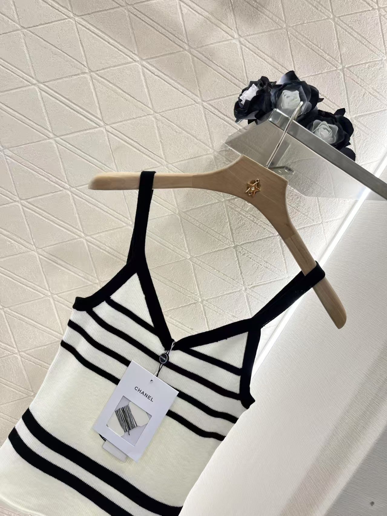 Gestreifte Strickweste mit Perlen