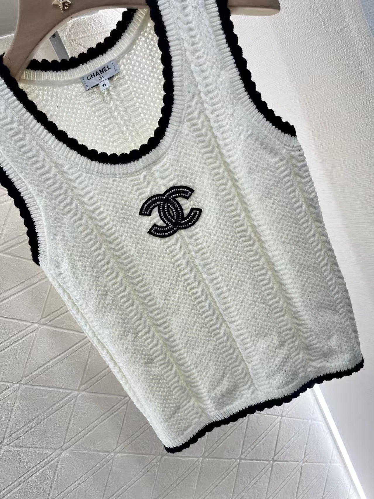 Gilet tricoté en dentelle contrastée