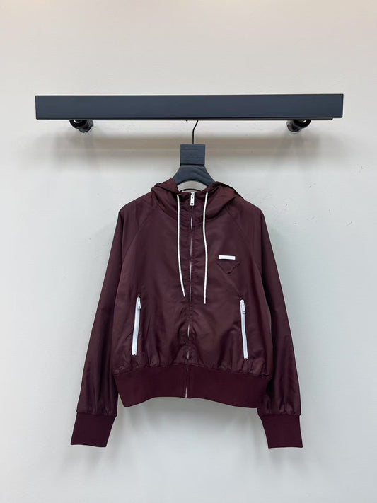 Veste à capuche courte et légère avec logo triangulaire